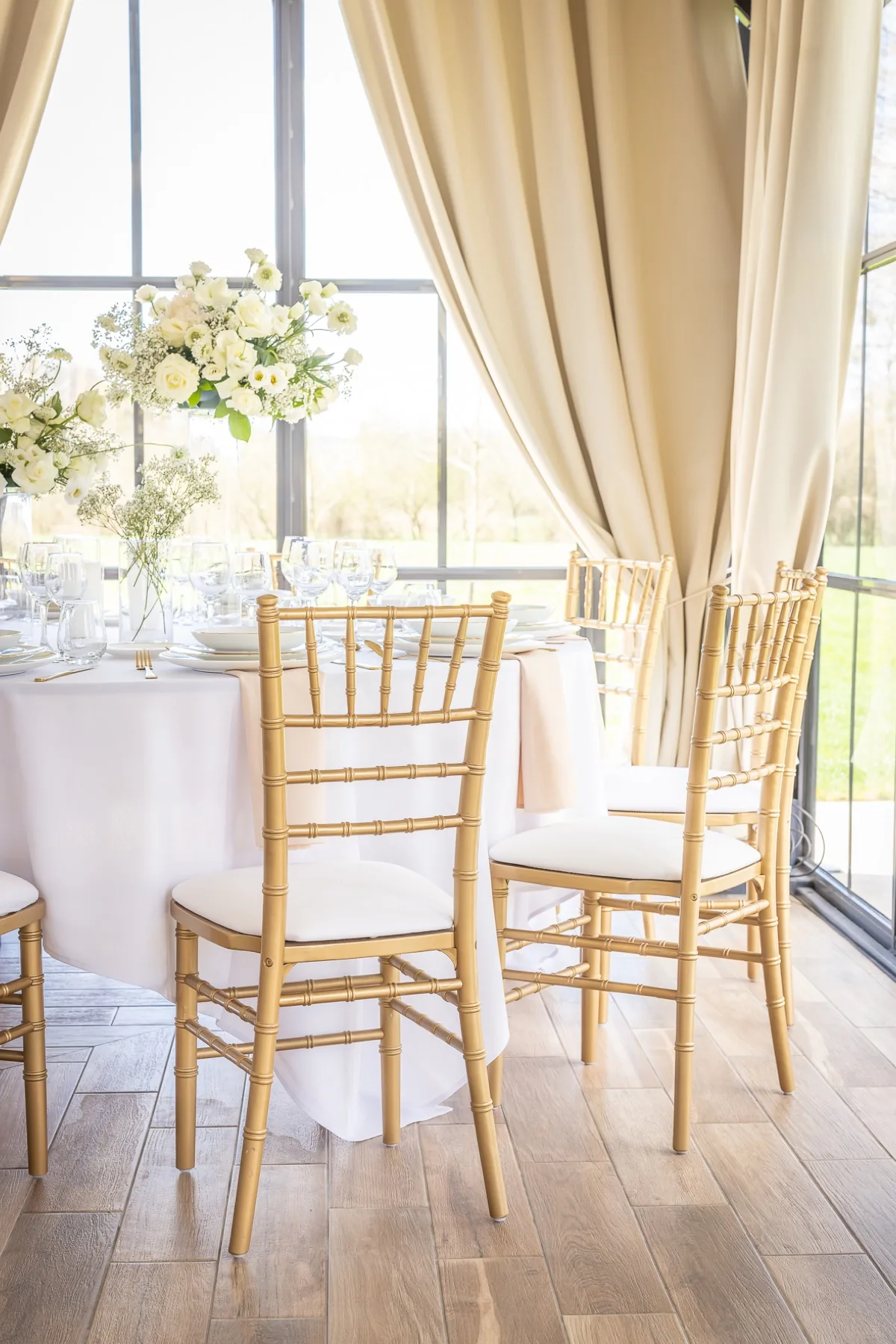 Décoration de mariage élégante près d'une grande fenêtre