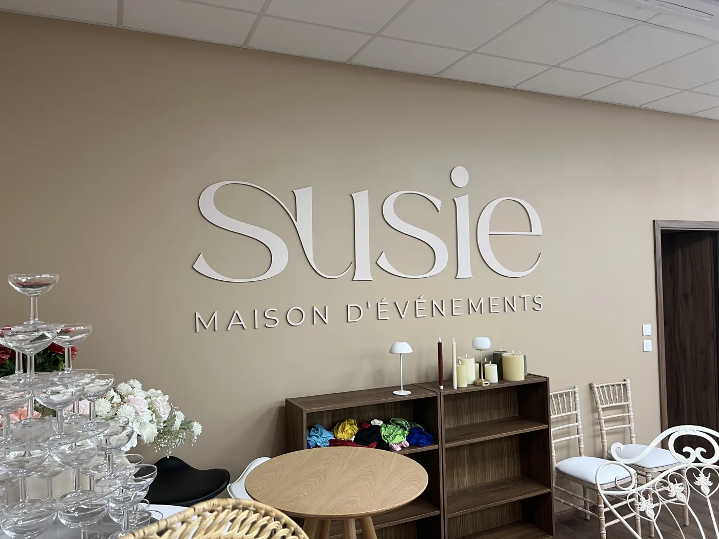 L'enseigne Susie, maison d'événements, dans le showroom