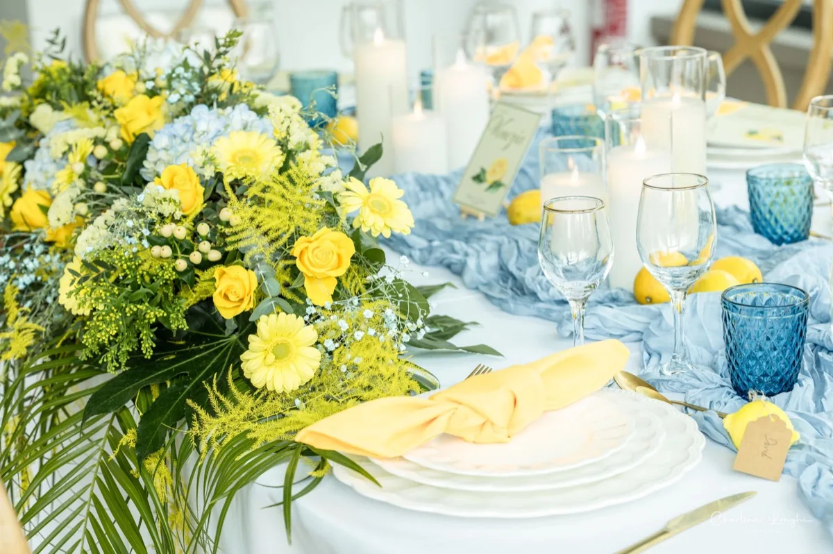 Décoration de mariage complète, table dressée et fleurs