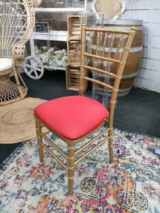 Chaise chivari or avec assise rouge
